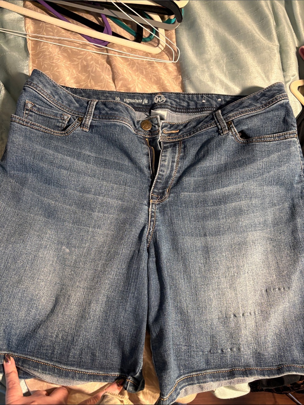 Signature Women's Light Blue Cropped Denim Shorts w62 brand. Distressed size 16